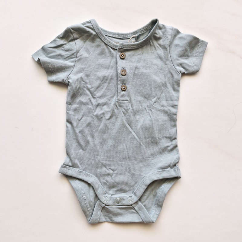 بادی آستین کوتاه سه دکمه آبی روشن لوپیلو