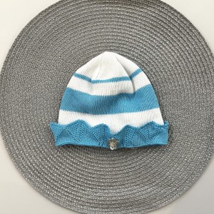 کلاه بافت آبی راه راه