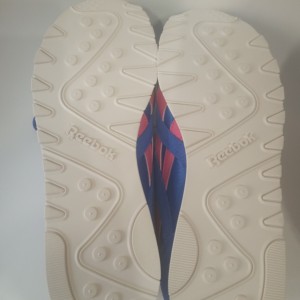 کفش ورزشی زنانه اورجینال برند reebook  مدل classic nylon بدون جعبه و کاملا نوج