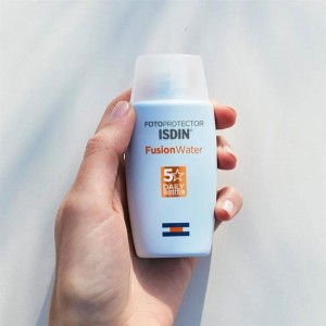 ضد آفتاب بی رنگ فیوژن واتر SPF 50 ایزدین 50 میلی لیتر