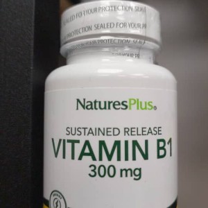 مکمل گیاهی افزایش دهنده انرژی B1 دوز ۳۰۰ میلی گرم ۹۰ عددی برند nature plus ساخت آمریکا