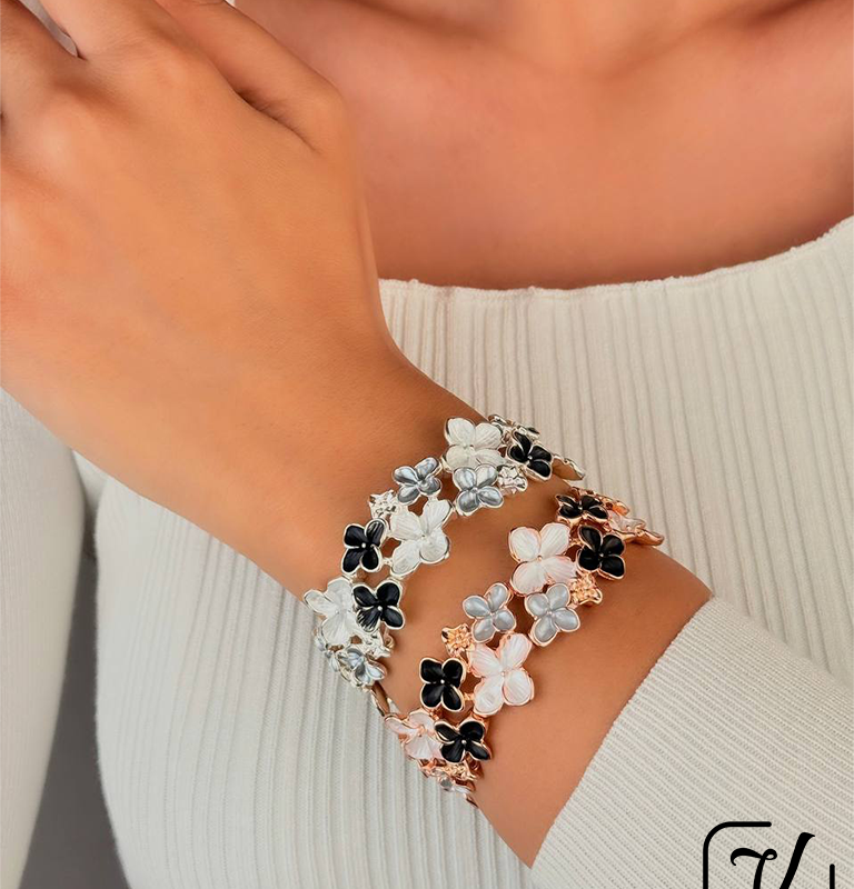 دستبند طرح گل چهار پر
