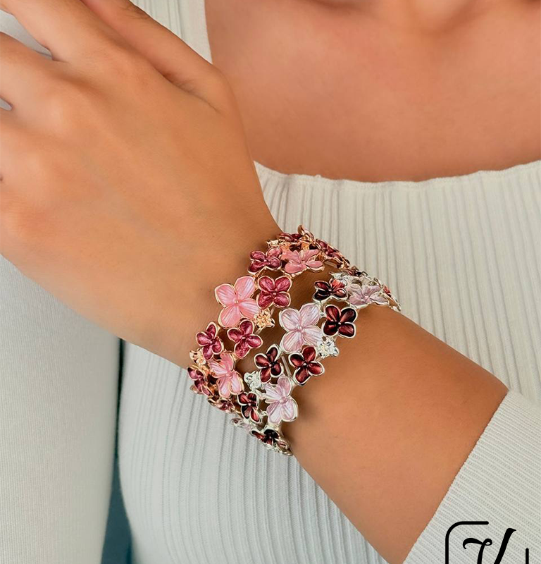 دستبند طرح گل چهار پر