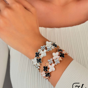 دستبند طرح گل چهار پر