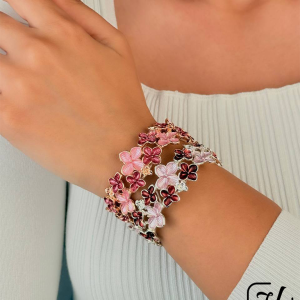 دستبند طرح گل چهار پر