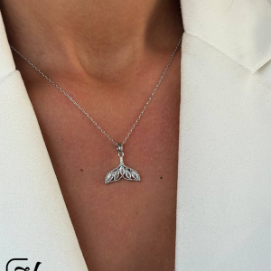 گردنبند طرح دم وال