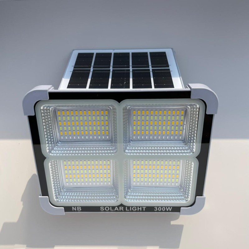 پرژکتور شارژی خورشیدی 300 وات سولار لایت با 6 باتری قابل حمل