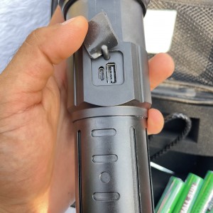 چراغ‌دستی پلیسی شارژی حرفه‌ای Small Sun ZY‑T295 NB | ضدآب، زوم‌دار، نور بسیار قوی با کیف حمل