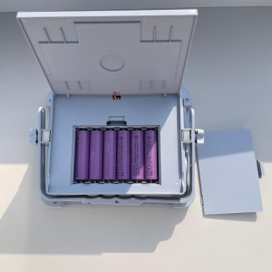 پرژکتور شارژی خورشیدی 300 وات سولار لایت با 6 باتری قابل حمل