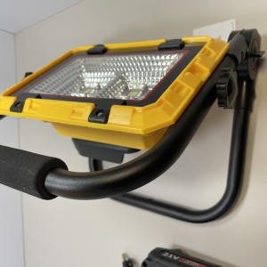 پرژکتور شارژی ۵۰۰ وات JGXL | باتری دریلی ۲۱ ولت | پایه فلزی تاشو و نور فوق‌قوی LED