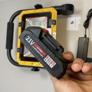 پرژکتور شارژی ۵۰۰ وات JGXL | باتری دریلی ۲۱ ولت | پایه فلزی تاشو و نور فوق‌قوی LED