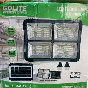 پروژکتور خورشیدی 500W شارژی پنل جدا و 5 باتری قابل‌تعویض + دو لامپ