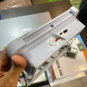 پروژکتور خورشیدی برند Solar Light با ۶ باتری لیتیومی و لامپ COB فوق‌پرانرژی