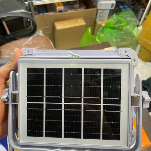 پروژکتور خورشیدی برند Solar Light با ۶ باتری لیتیومی و لامپ COB فوق‌پرانرژی