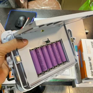 پروژکتور خورشیدی برند Solar Light با ۶ باتری لیتیومی و لامپ COB فوق‌پرانرژی