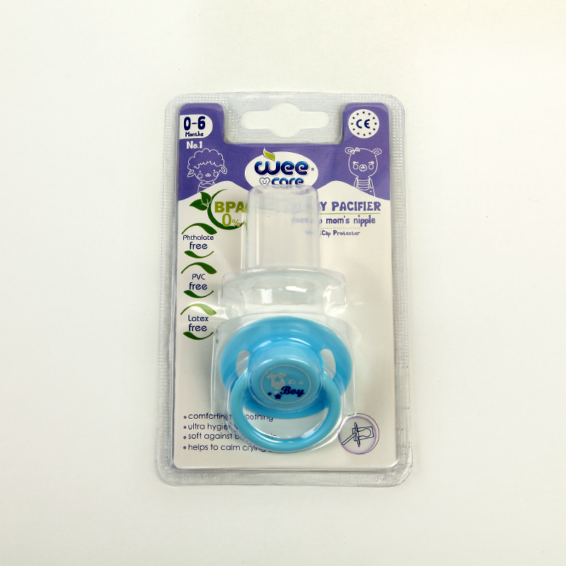 پستانک نوزادی وی‌کر (Wee Care) مدل Mom’s Nipple سایز 1 – مناسب 0 تا 6 ماه به همراه درپوش بهداشتی – طرح پسرانه (آبی)