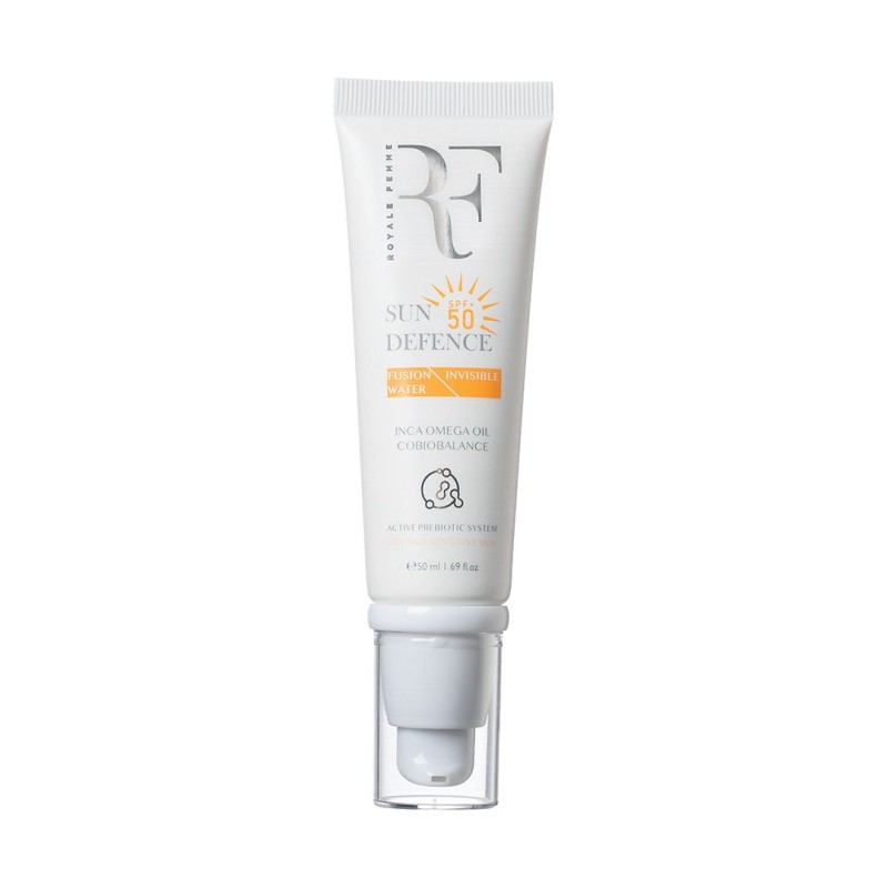ضدآفتاب بی‌رنگ سان دیفنس رویال فم (Royale Femme Sun Defence SPF 50 Fusion Water Invisible) یک ضدآفتاب روزانه با SPF 50 است که برای محافظت از پوست در برابر اثرات مضر نور خورشید طراحی شده است.  روی بسته‌بندی محصول عبارت Fusion Water Invisible درج شده که به 