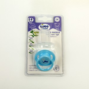 پستانک نوزادی وی‌کر (Wee Care) مدل Mom’s Nipple سایز 1 – مناسب 0 تا 6 ماه به همراه درپوش بهداشتی – طرح پسرانه (آبی)