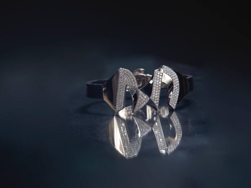 دستبند برند M V H