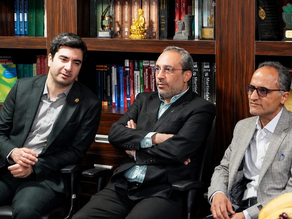 بازدید مدیران سازمان غذا و دارو از شرکت داروسازی نیاک و خطوط تولید