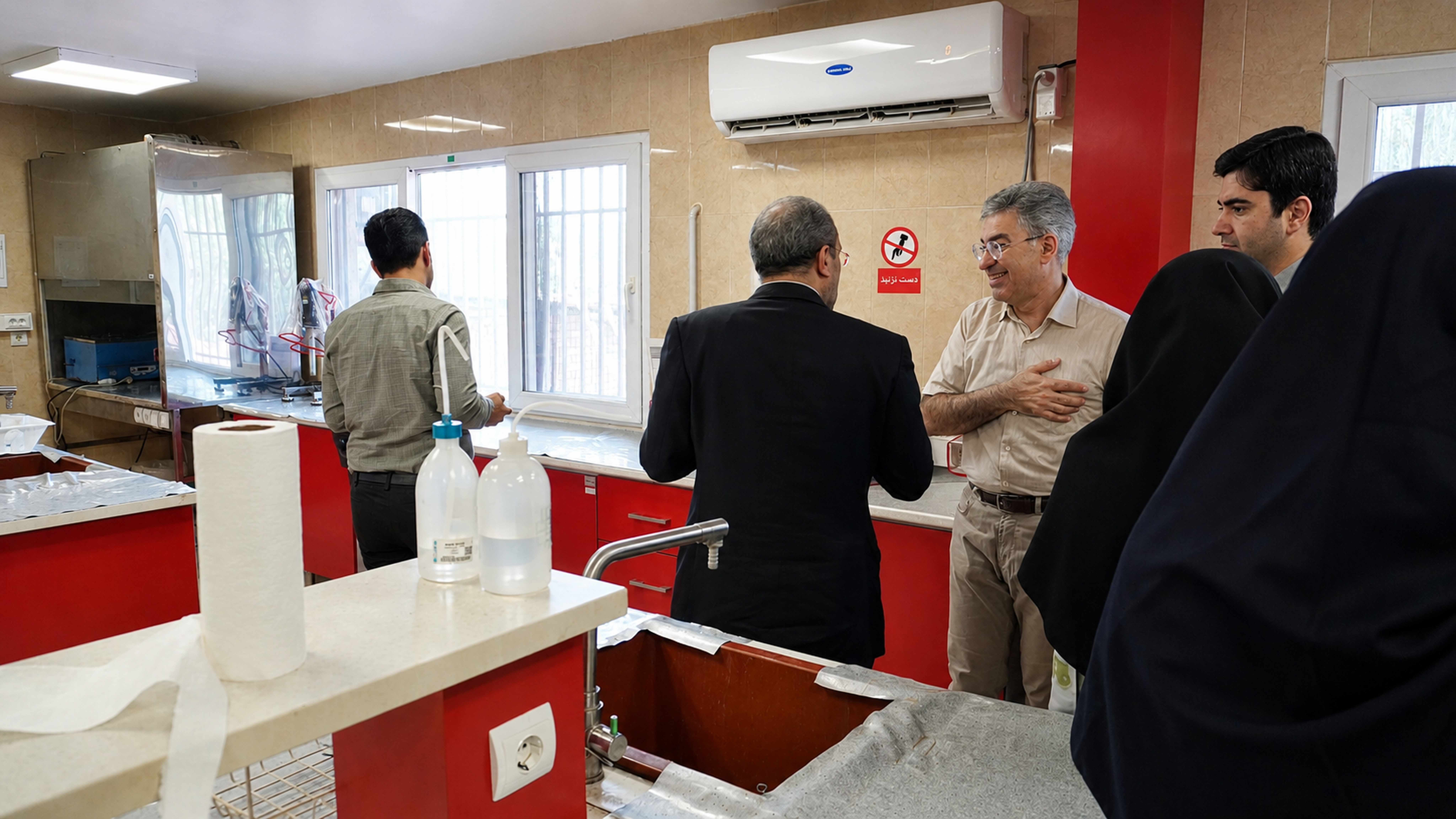 بازدید از بخشهای مختلف شرکت داروسازی نیاک