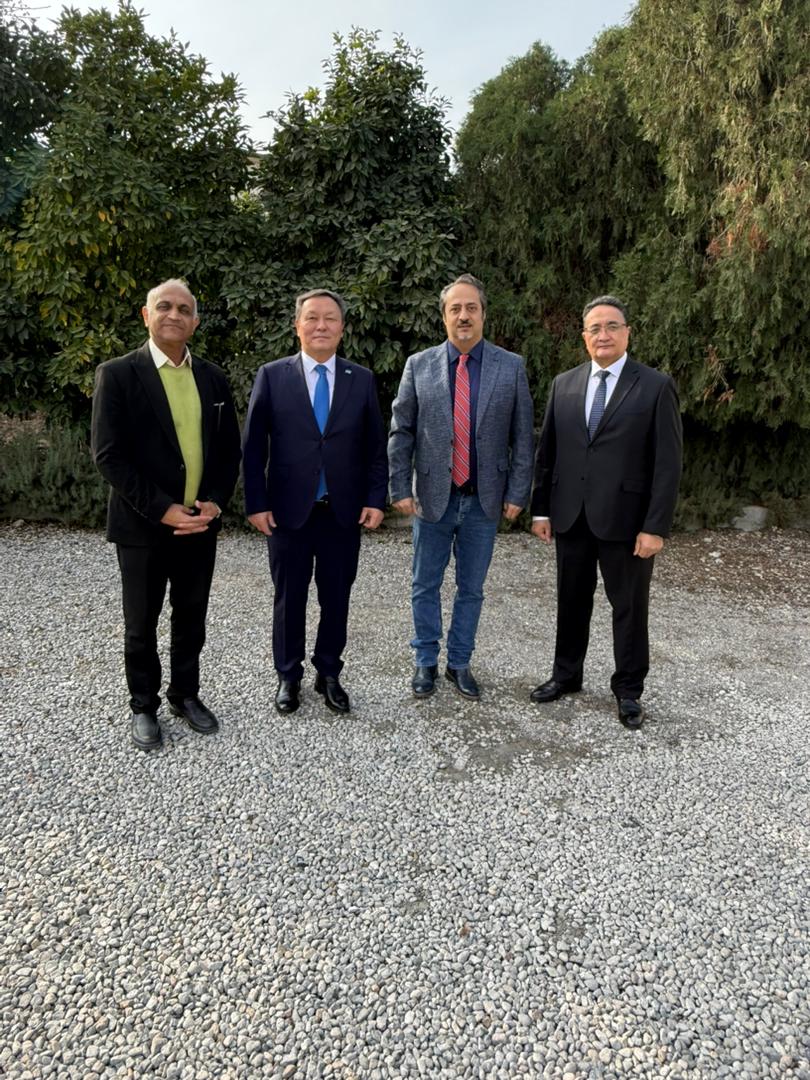 گفت&zwnj;وگوی مدیران نیاک و هیأت قزاقستانی