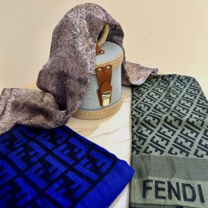 شال Fendi