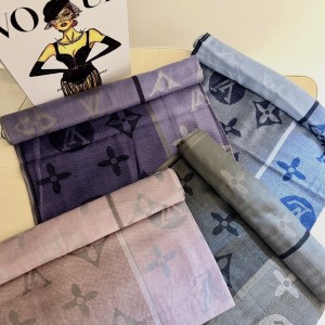 شال Louise Vuitton طرح درشت