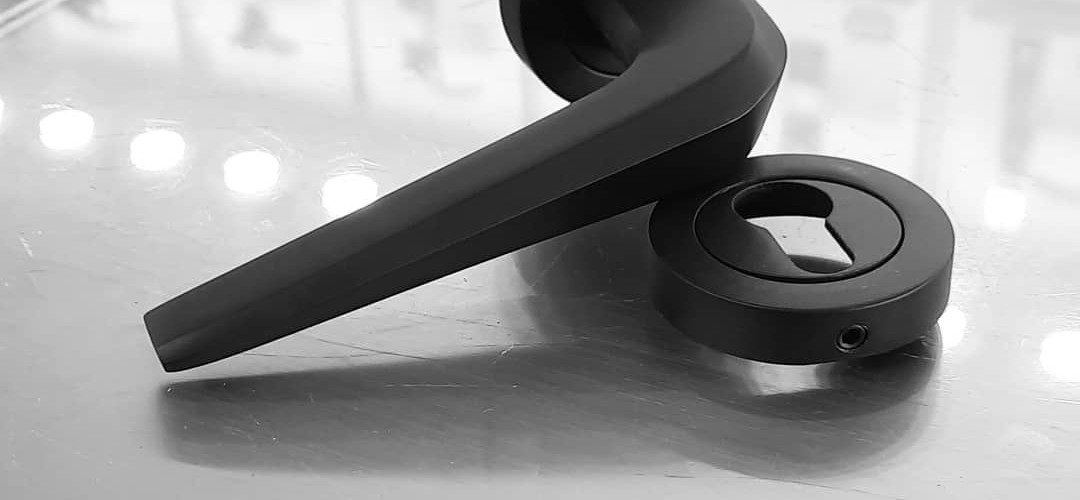 اهنمای کامل خرید دستگیره در | بررسی انواع، جنس و رنگ‌های pvd