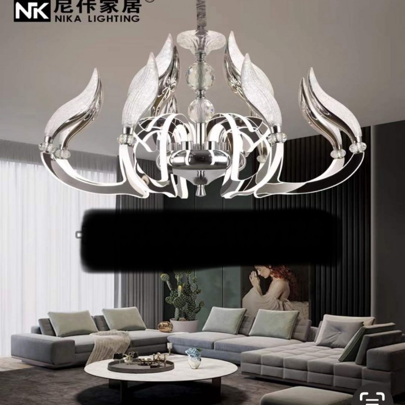 لوستر پرنور و سبک کلاسیک و نئوکلاسیک و آرت دکو با فرم شاخه های بلند شاخ مانند در تعداد شعله 6 و 8 و 12 شعله با رنگ بدنه سیلور و طلایی