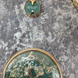 ساعت دیواری زمینه  سبز