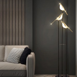 آباژور سه پرنده ایستاده کنار سالنی