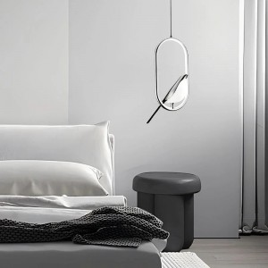 آباژور سه پرنده ایستاده کنار سالنی
