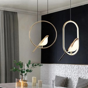 آباژور سه پرنده ایستاده کنار سالنی