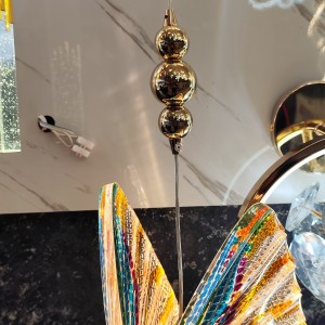 مدرنترین چراغ دیواری پروانه وارداتی برای کنار تختخواب و راهرو و راه پله و اتاقخواب و کودک و مناسب مطب و مهد و بازی کودک با بال های رنگی و شفاف