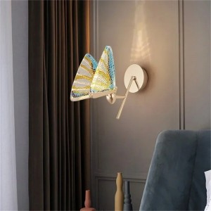مدرنترین چراغ دیواری پروانه وارداتی برای کنار تختخواب و راهرو و راه پله و اتاقخواب و کودک و مناسب مطب و مهد و بازی کودک با بال های رنگی و شفاف