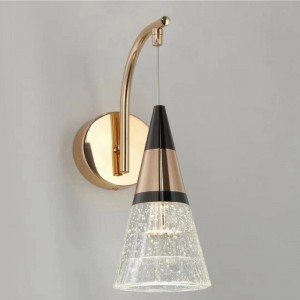 جدیدترین دیوارکوب با رنگ بدنه مشکی – طلایی مناسب کنار تلویزیون و راهروها