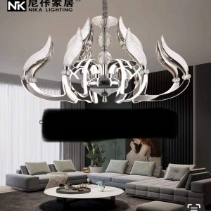 لوستر پرنور و سبک کلاسیک و نئوکلاسیک و آرت دکو با فرم شاخه های بلند شاخ مانند در تعداد شعله 6 و 8 و 12 شعله با رنگ بدنه سیلور و طلایی