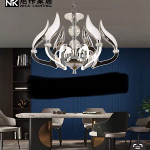 خاصترین لوستر کلاسیک با شاخه های نوری ال ای دی و لامپ خور بسیار پرنور وارداتی 15 شعله به همراه ست دیوارکوب