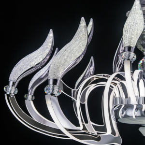 خاصترین لوستر کلاسیک با شاخه های نوری ال ای دی و لامپ خور بسیار پرنور وارداتی 15 شعله به همراه ست دیوارکوب