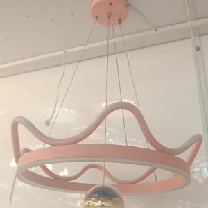 لوستر تاج مدرن مینیمالیستی 2025 – مناسب اتاق خواب دخترانه