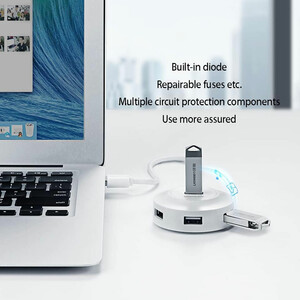 هاب USB UGREEN CR106 متصل به لپ‌تاپ