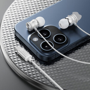 6. نمای نزدیک میکروفون ایرفون XO