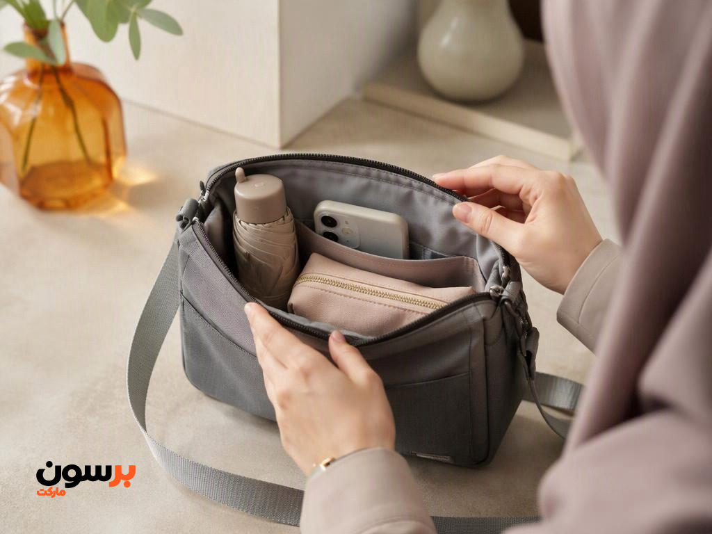 داخل کیف دوشی با زیپ و وسایل مرتب نشان داده میشود