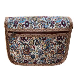 کیف دوشی ترمه اسپرت طرح بته‌جقه، زمینه کرم با گل طلایی، بند مخملی و قفل زه‌دار سایز ۲۰×۱۷