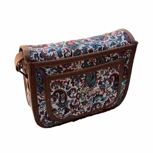 کیف دوشی ترمه اسپرت طرح بته‌جقه، زمینه کرم با گل آبی، بند مخملی و قفل زه‌دار سایز ۲۰×۱۷