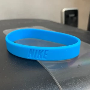 مچ بند ورزشی سیلیکونی طرح Nike مدل لوگو برجسته همرنگ