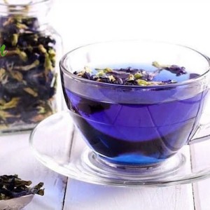 گل‌های خشک پنیرک در ظرف شیشه‌ای برای تهیه دمنوش گیاهی آرام‌بخش