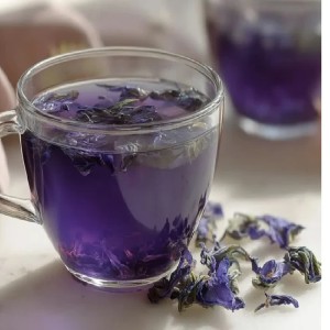 گل‌های خشک پنیرک در ظرف شیشه‌ای برای تهیه دمنوش گیاهی آرام‌بخش
