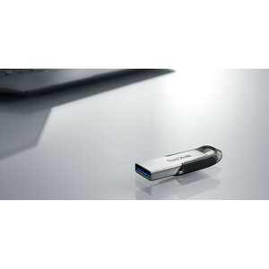 فلش مموری سن دیسک Ultra Flair CZ73 ظرفیت 64 گیگابایت با رابط USB 3.0 و بدنه فلزی مقاوم، سرعت انتقال 150 مگابایت بر ثانیه و سازگار با انواع سیستم‌عامل‌ها و دستگاه‌ها